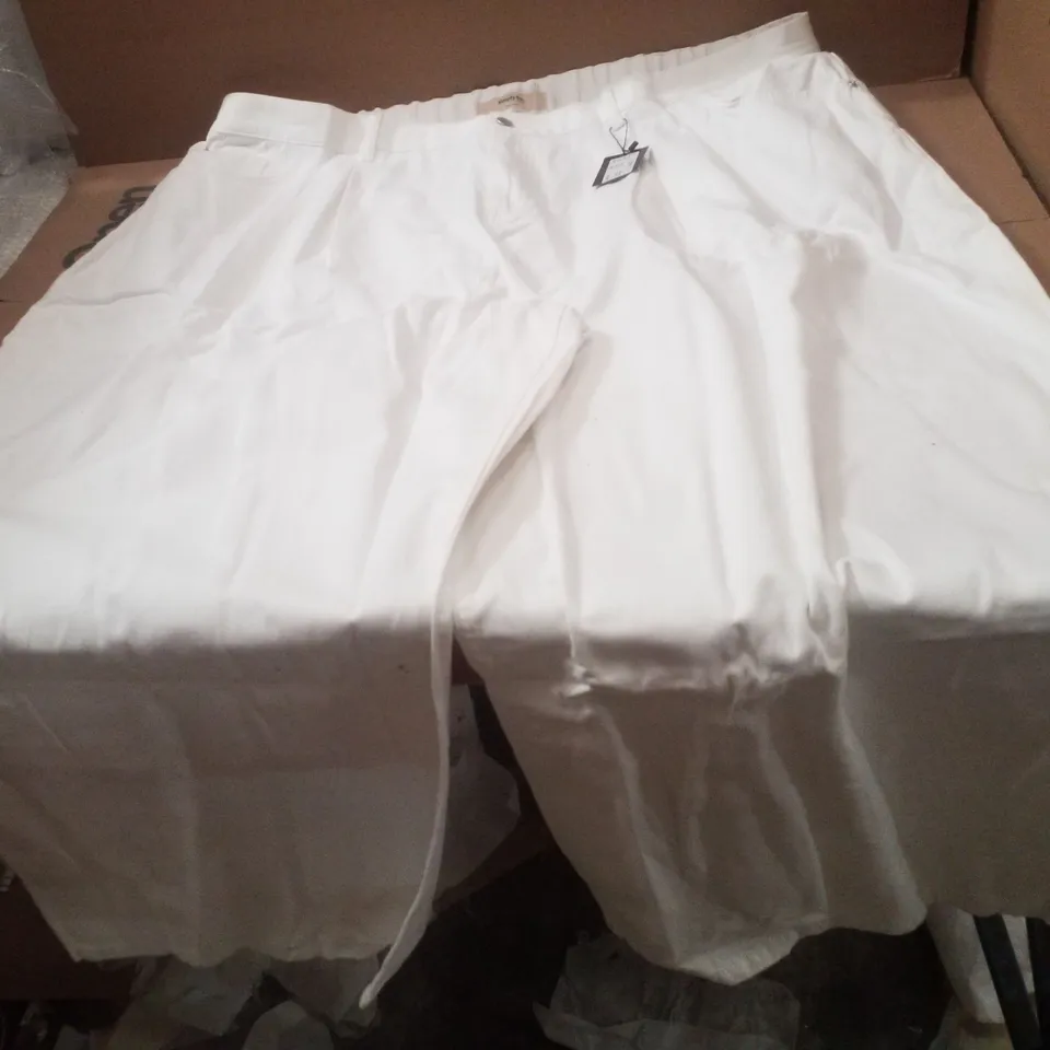 BOX CONTAINING APPROXIMATELY 11 BRAND NEW SIMPLY BE ECRU WIDE LEG JEANS - SIZE 32R