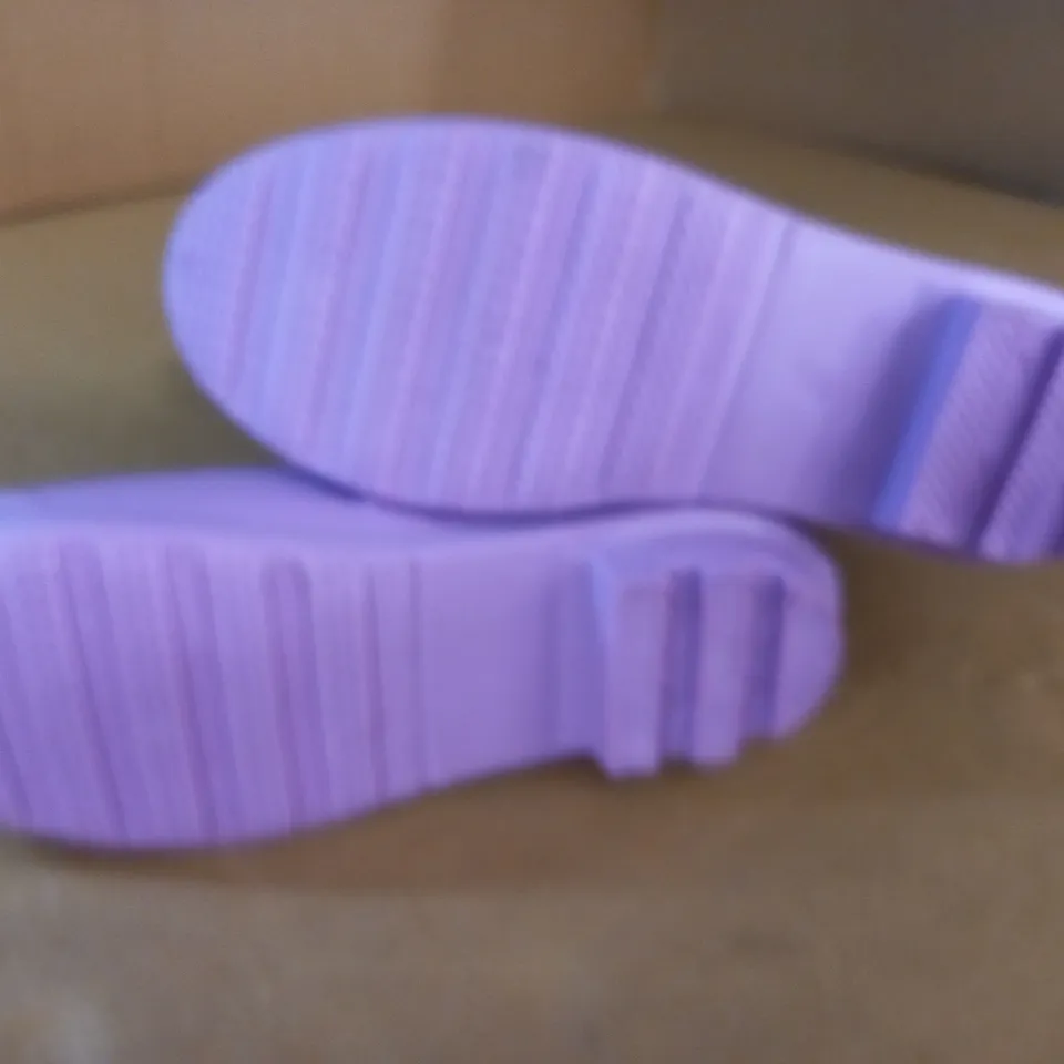PAIR OF LIGHT PURPLE WELLIS - 8