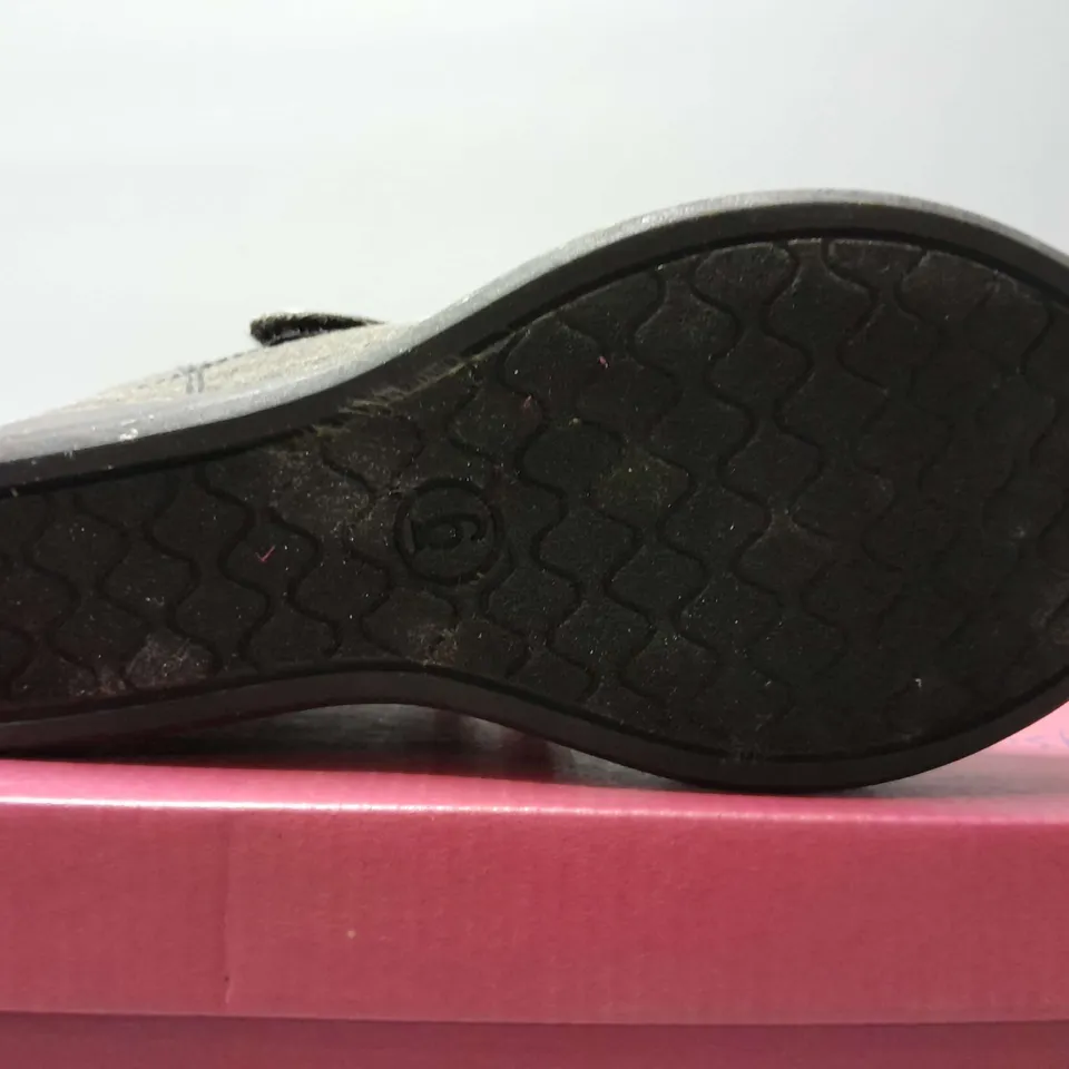 6 BOXED GUPPY LOVE BY BLOWFISH WOMENS CASUAL RAISED HEEL SHOES IN GREY/BLACK - US 6