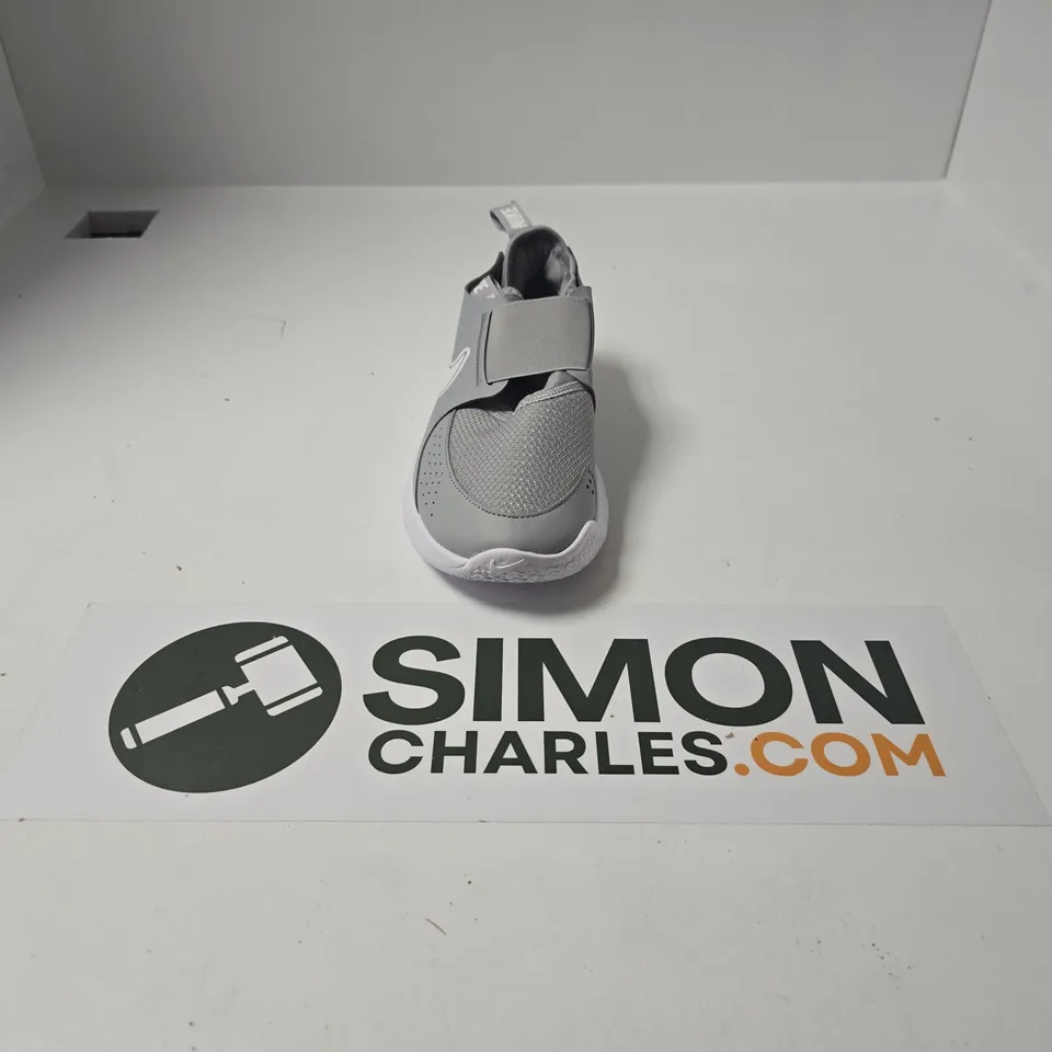 UNBOXED PAIR OF NIKE FLEX RUNNER 3 KIDS TRAINERS IN GREY - UK 5