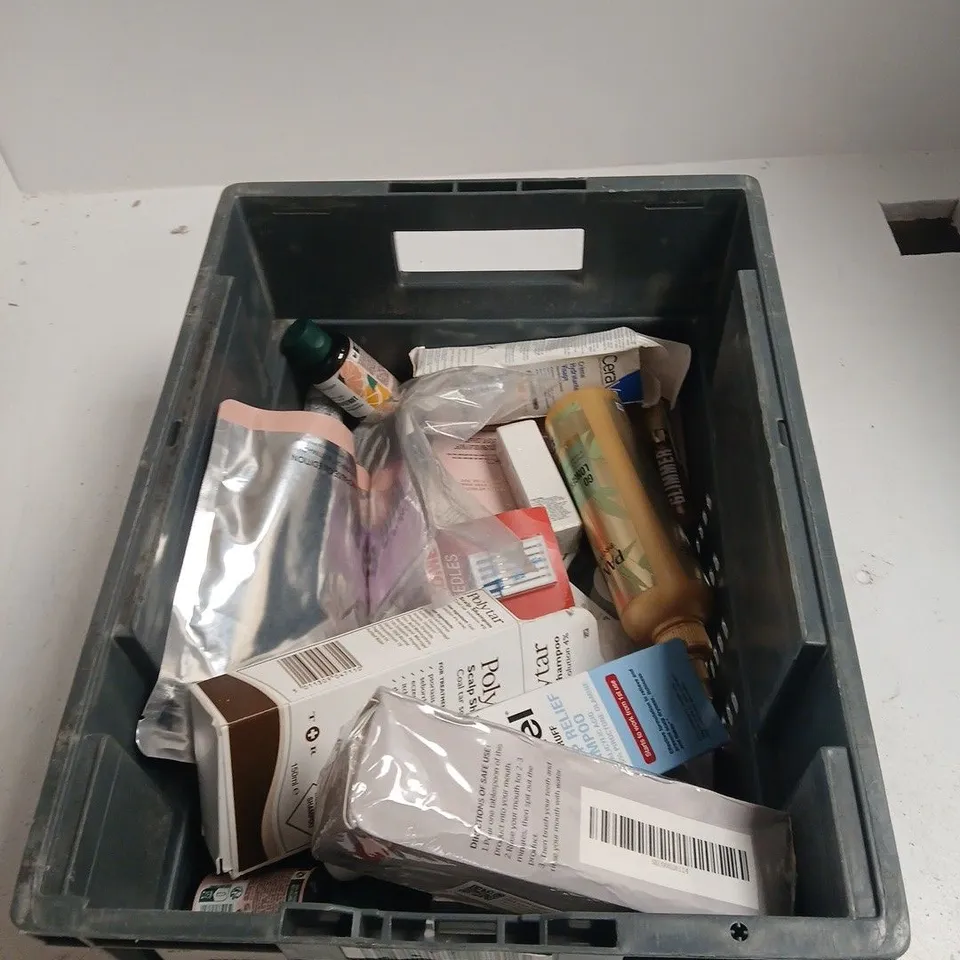 TOTE OF APPROXIMATELY 20 ASSORTED COSMETICS TO INCLUDE: BOOTS MAGNESIUM GLYCINATE
