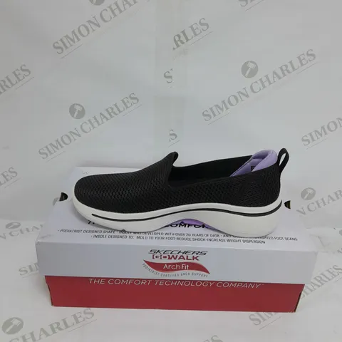 SKETCHERS GO WALK ARCH FIT IN BLACK - SIZE 4