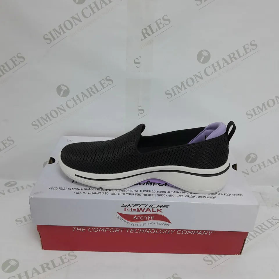 SKETCHERS GO WALK ARCH FIT IN BLACK - SIZE 4