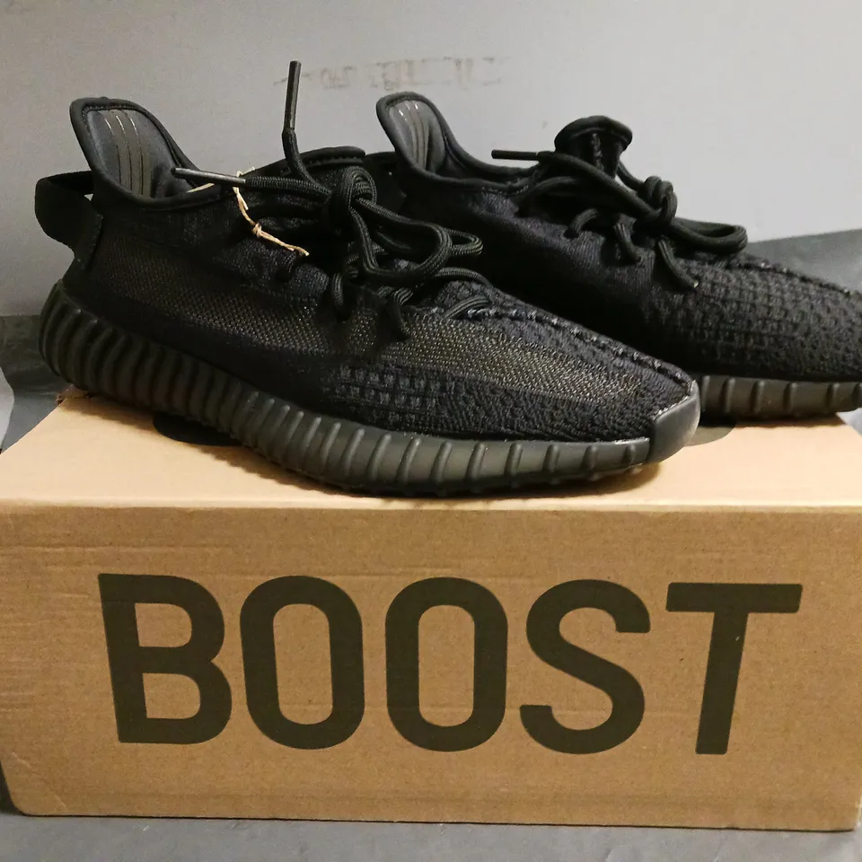 BOXED PAIR OF ADIDAS YEEZY BOOST 350 V2 SHOES IN ONYX UK SIZE 7.5