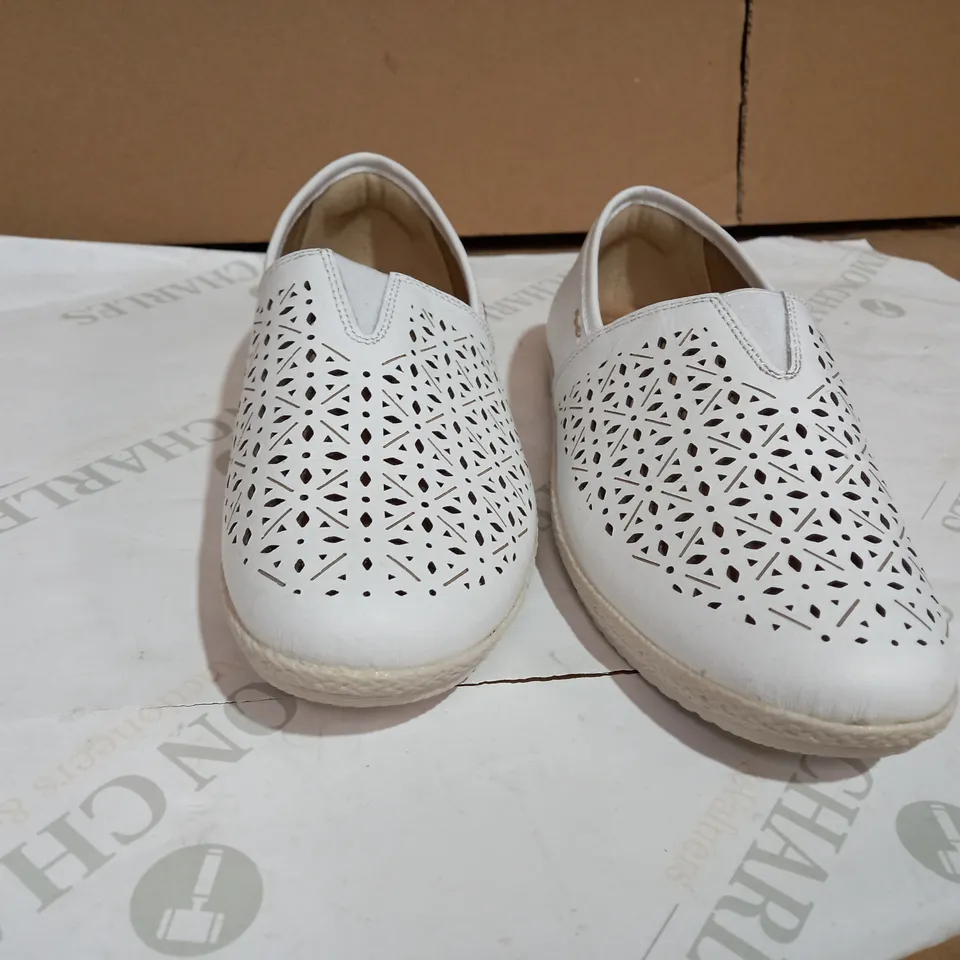 EARTH SPIRIT CUIR VERITABLE LEATHER SHOE - UK SIZE 7, IN WHITE