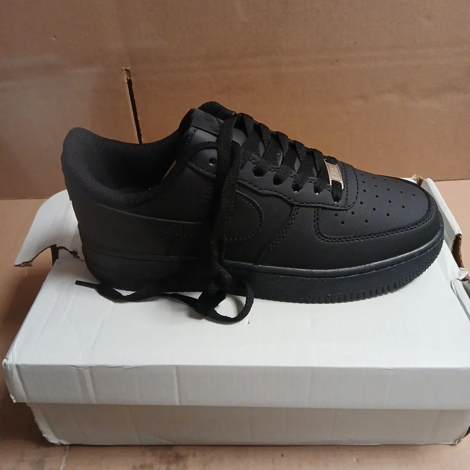NIKE AIR FORCE 1 BLACK TRAINERS BOXED SIZE 5.5