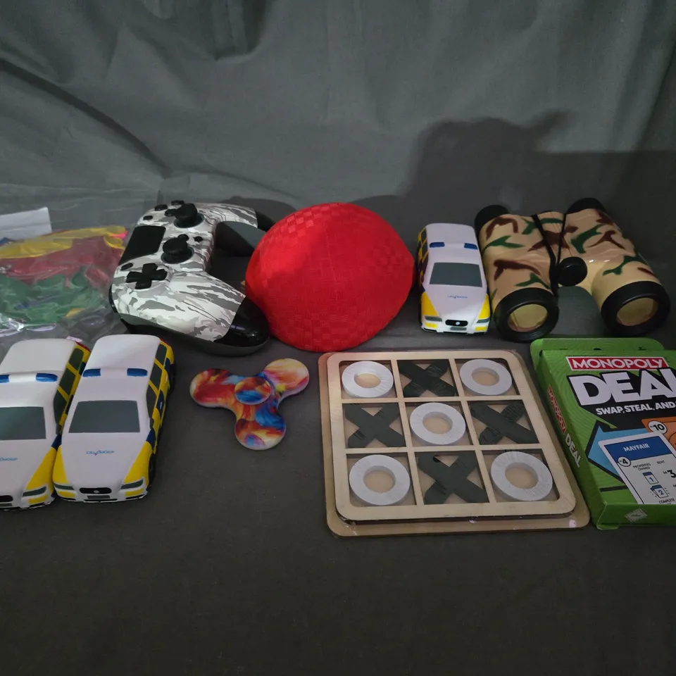 APPROXIMATELY 10 ASSORTED TOYS AND GAMES TO INCLUDE SQUISHY TOYS, BALLS AND CARD GAMES