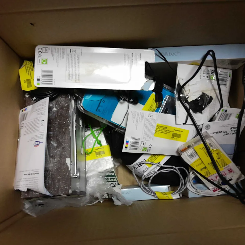 APPROXIMATELY 15 ASSORTED ELECTRICAL ITEMS TO INCLUDE ONE FOR ALL AERIAL, BLINK VIDEO DOORBELL, WIRED KEYBOARD, ETC