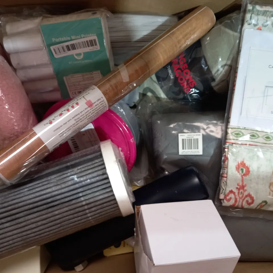 BOX OF APPROXIMATELY 20 ASSORTED HOUSEHOLD ITEMS TO INCLUDE CHIEFOX 1.5M CUBE, WOMANIZER HANDHELD SHOWER HEAD, SMART CUP WARMER, ETC