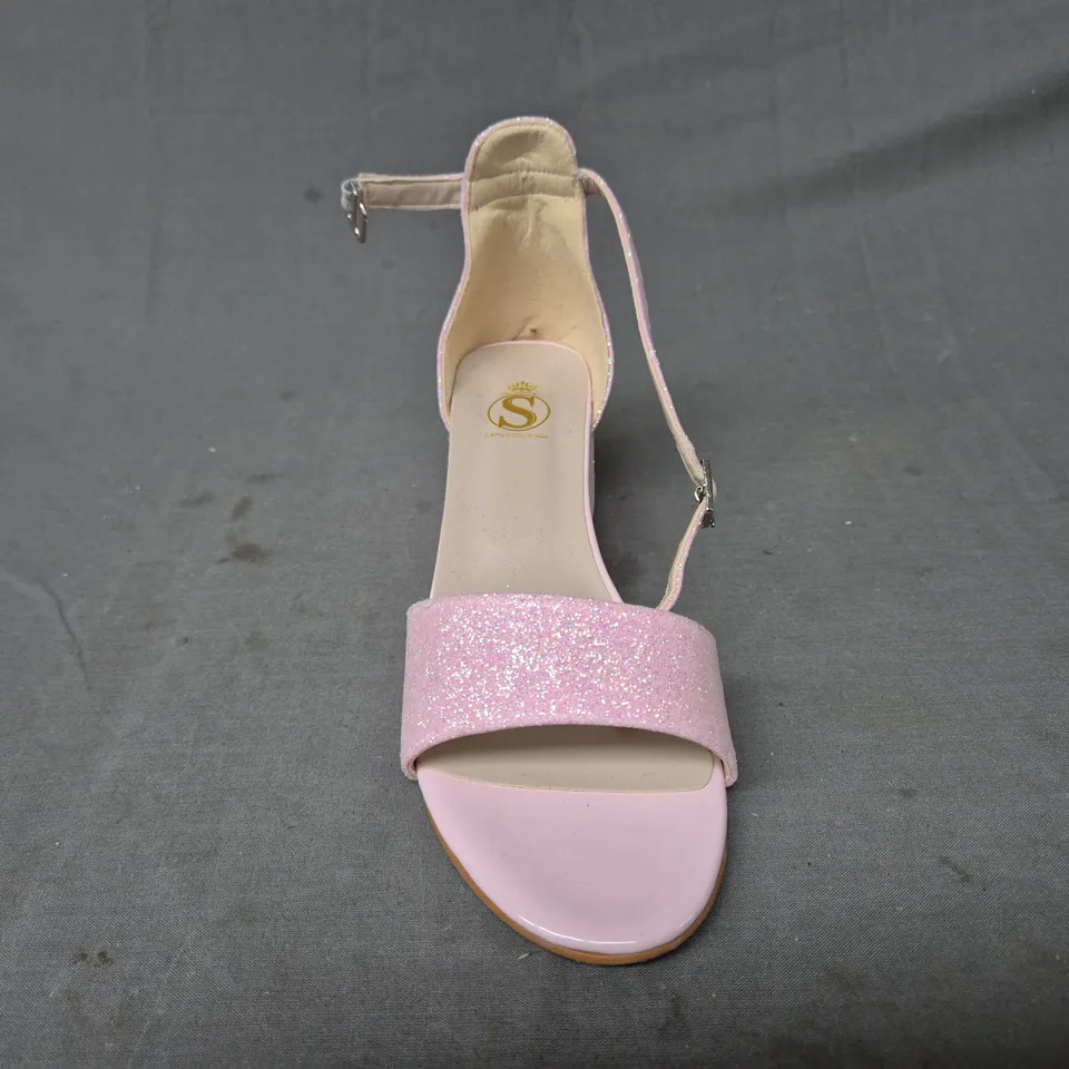 BOXED PAIR OF SIRRI OPEN TOE BLOCK HEEL SANDALS IN PINK W. GLITTER EFFECT SIZE EU 35