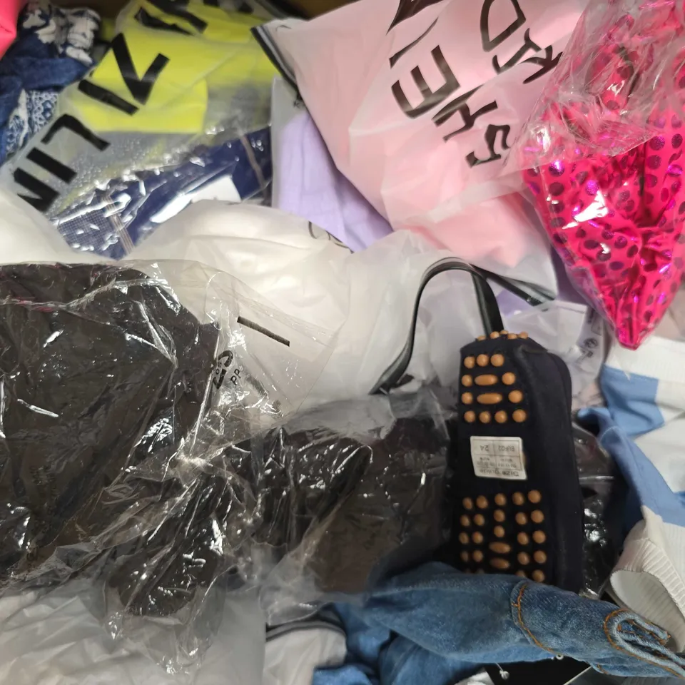 BOX OF APPROXIMATELY 25 ASSORTED KIDS CLOTHING ITEMS IN VARIOUS STYLES, SIZES, AND COLOURS - COLLECTION ONLY