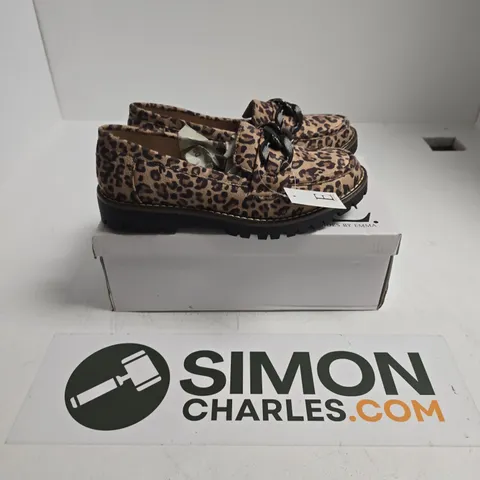 BOXED PAIR OF SHOES BY EMMA ADELINE SHOES IN LEOPARD - UK 5