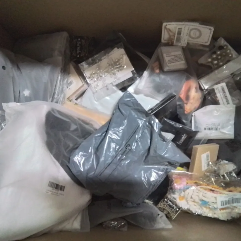 BOX CONTAINING LARGE AMOUNT OF MIXED FASHION ITEMS, CLOTHING, COSTUME/DRESS UP JEWELLERY ETC.