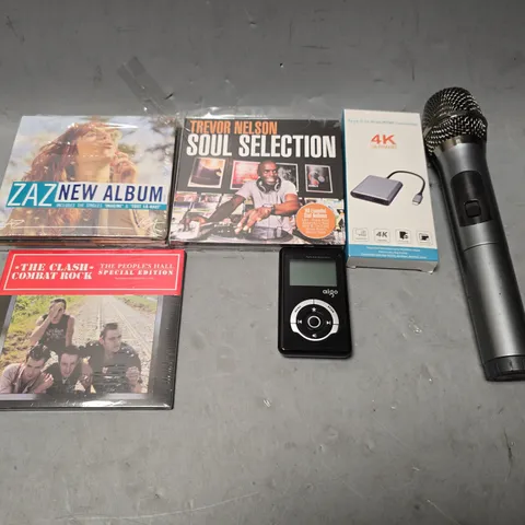 APPROXIMATELY 5 ASSORTED ITEMS TO INCLUDE - AIGO DIGITAL AUDIO BROADCASTING , THE CLASH COMBAT ROCK CD , TYPE C TO DUAL HDMI CONVERTER ETC