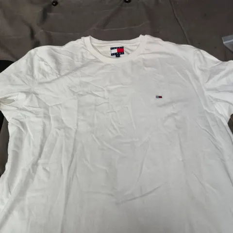 TOMMY JEANS T-SHIRT – WHITE – SIZE M