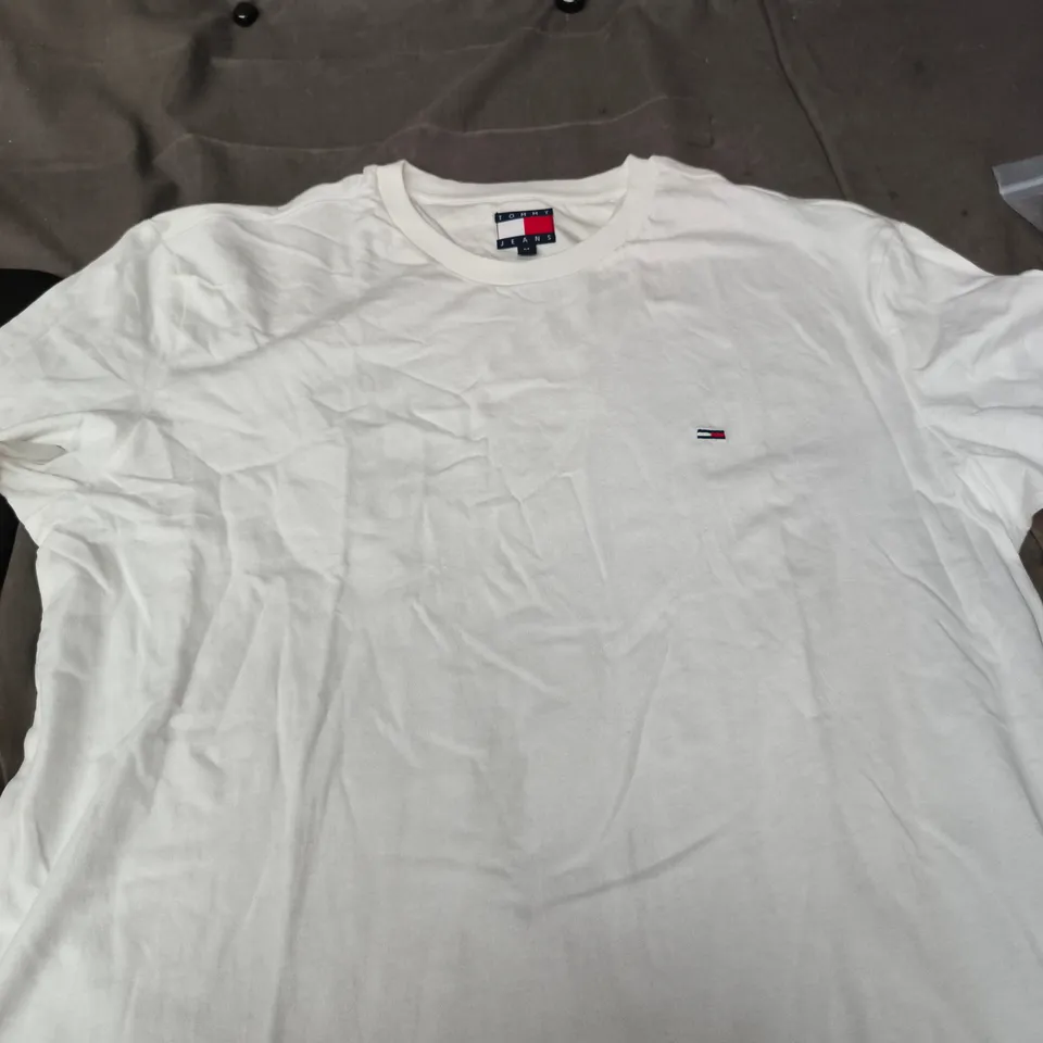 TOMMY JEANS T-SHIRT – WHITE – SIZE M