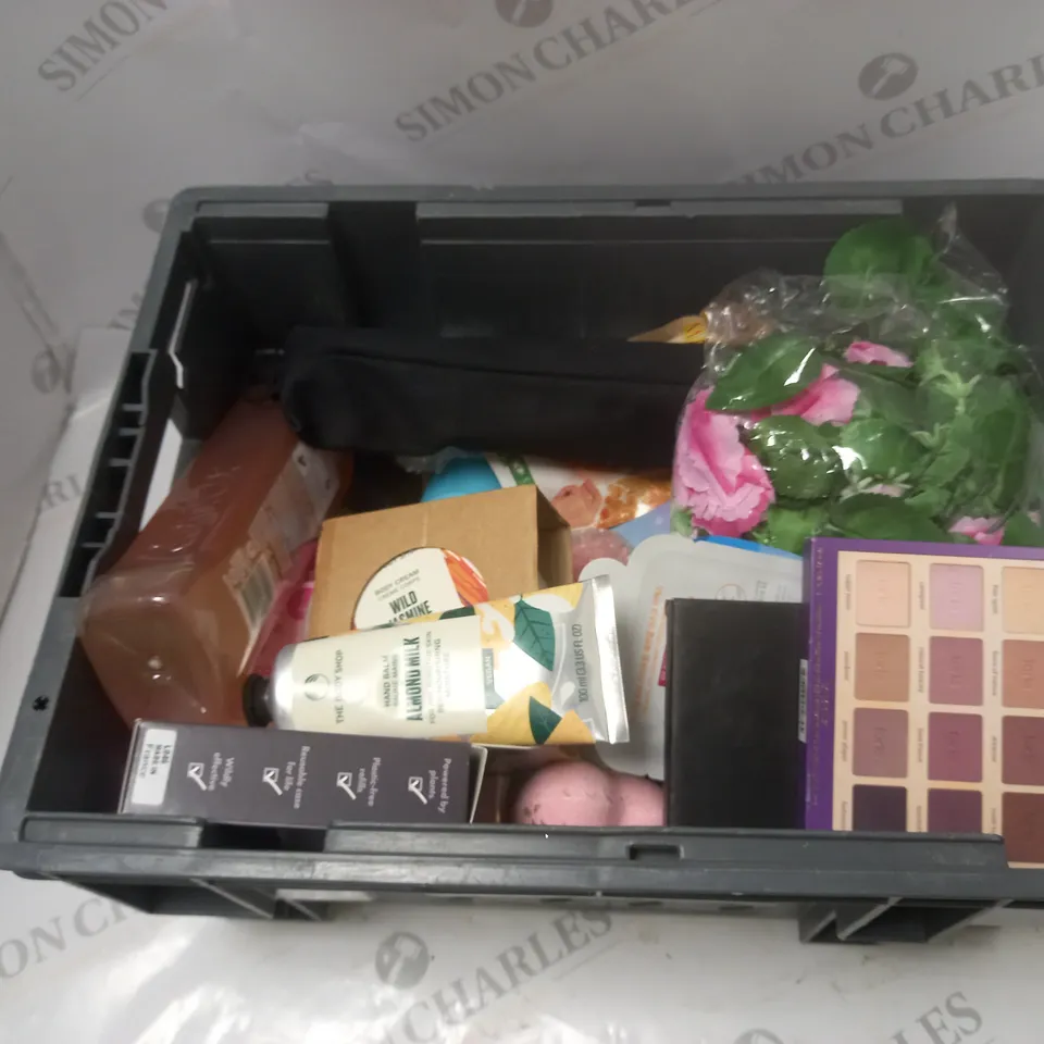 BOX OF APPROXIMATELY 20 COSMETIC AND HOUSEHOLD PRODUCTS TO INCLUDE BODY SHOP, RADOX, MOECK, ETC