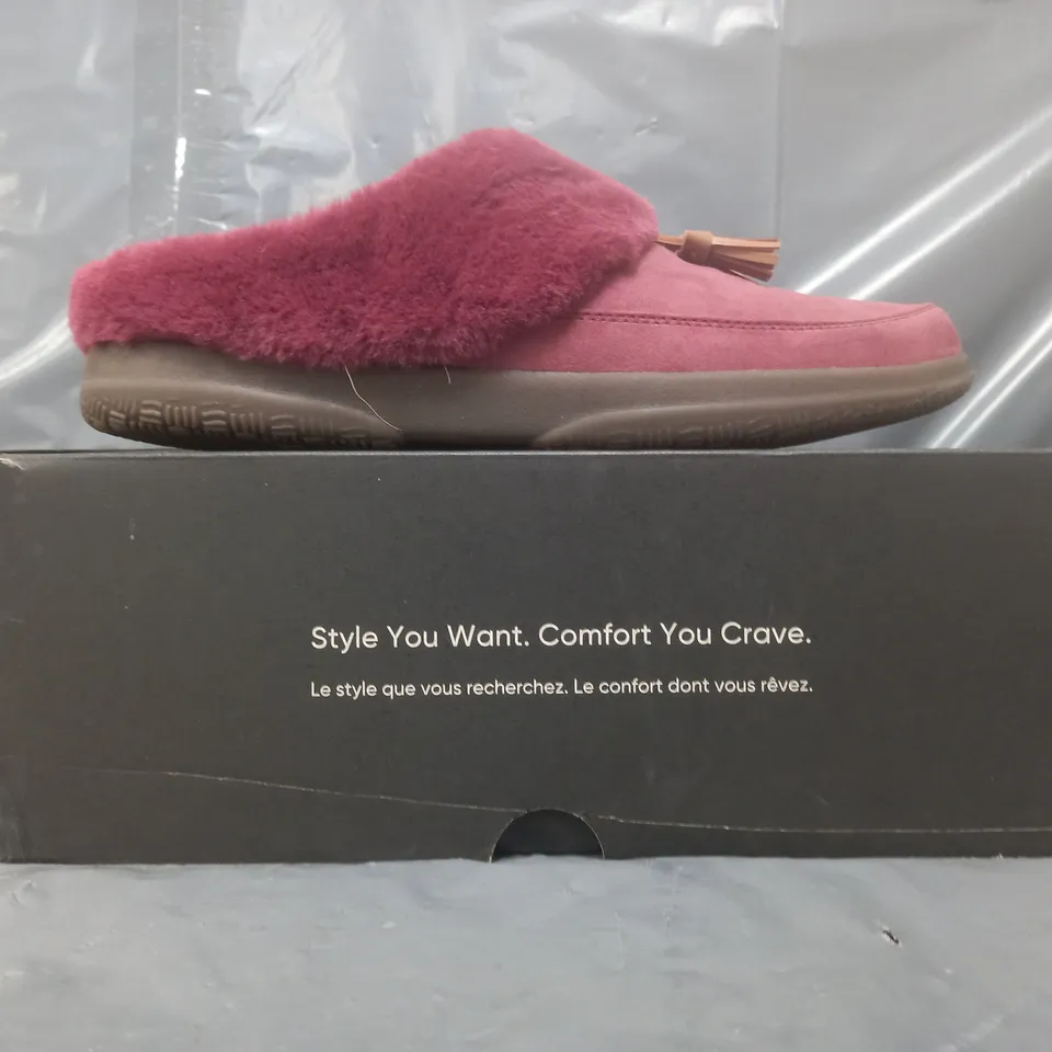 BOXED PAIR OF VIONIC SLIPPERS IN SHIRAZ SIZE 7