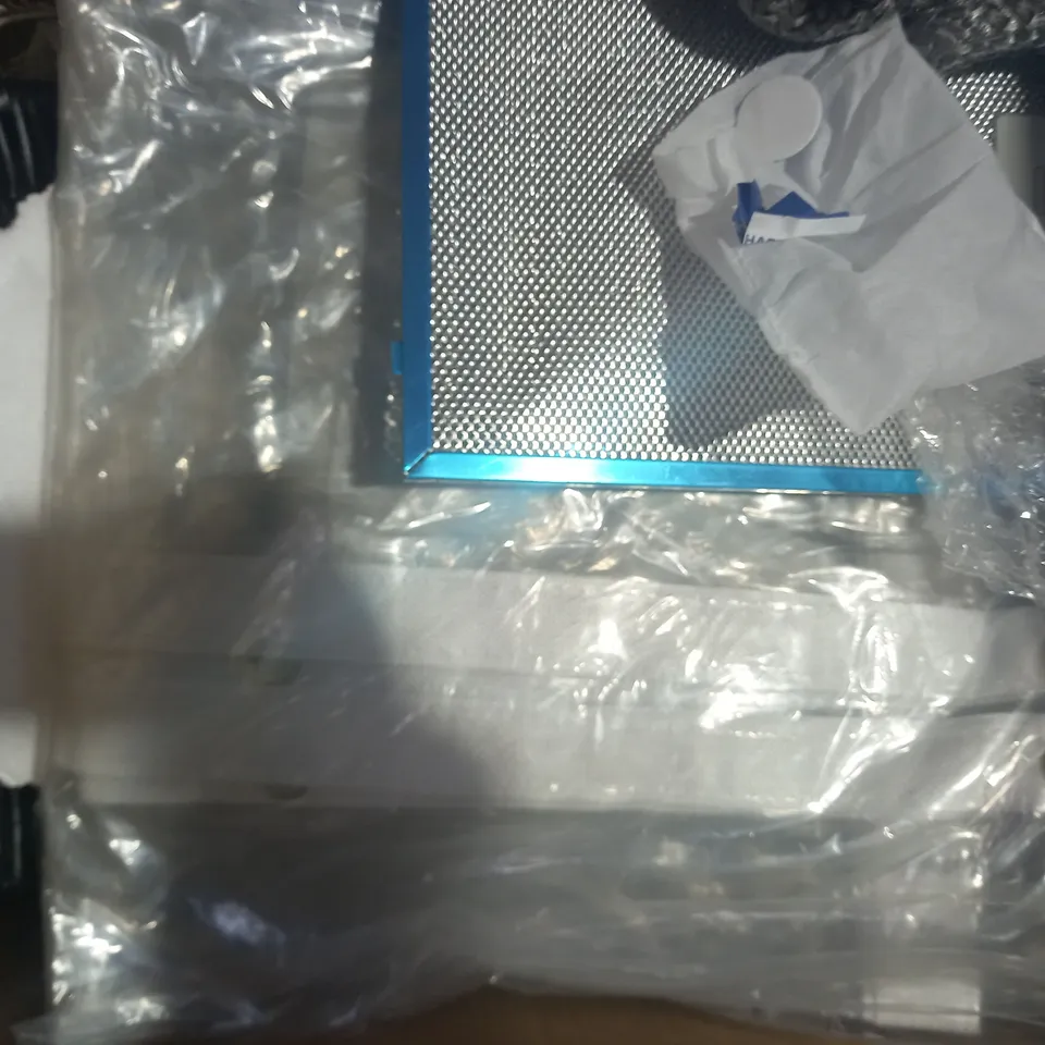 BOX OF APPROXIMATELY 10 ASSORTED HOUSEHOLD ITEMS TO INCLUDE LLOYTRON COMPACT CHARGER, FIFTY FIFTY TRAVEL MUG, ETC