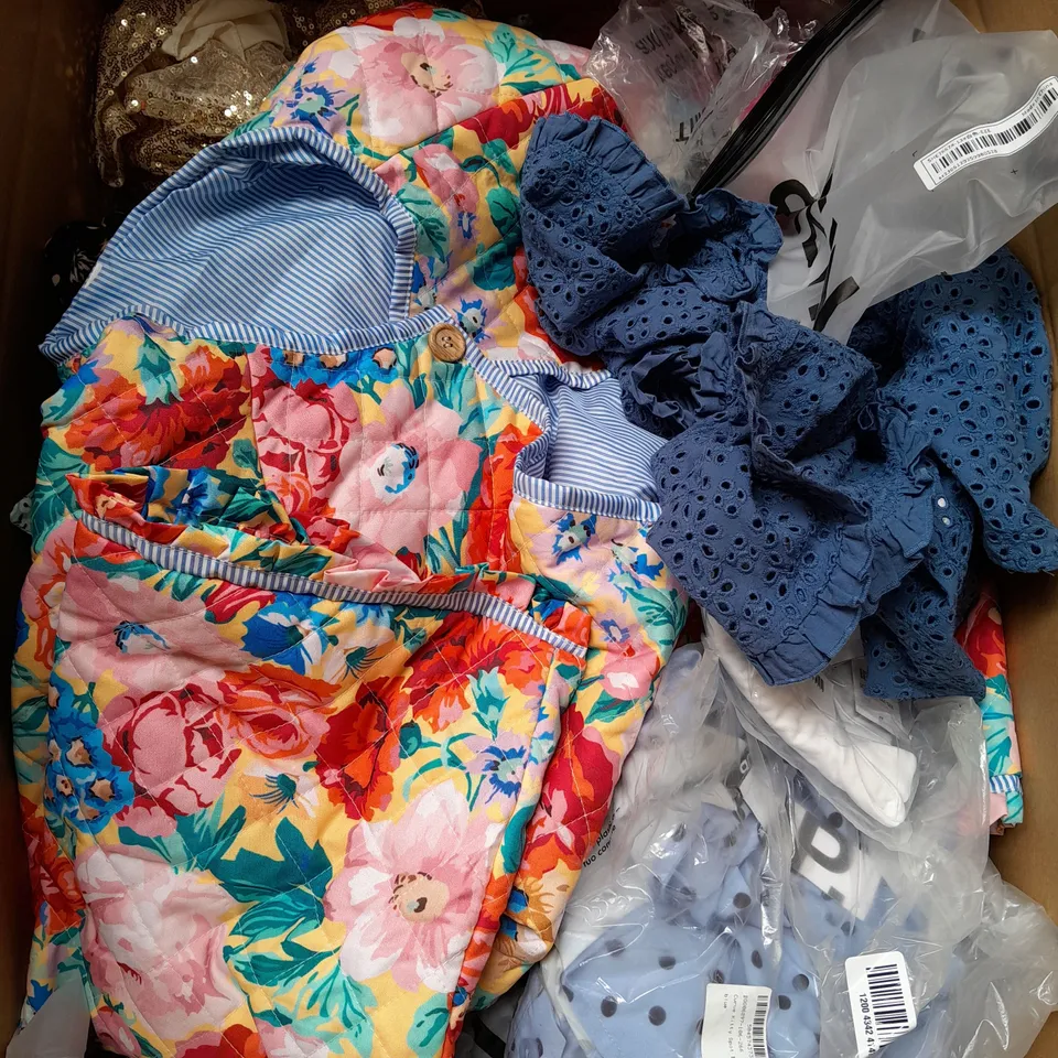 BOX OF APPROXIMATELY 25 ASSORTED CLOTHING ITEMS TO INCLUDE - T-SHIRT - TOP - BRA ETC