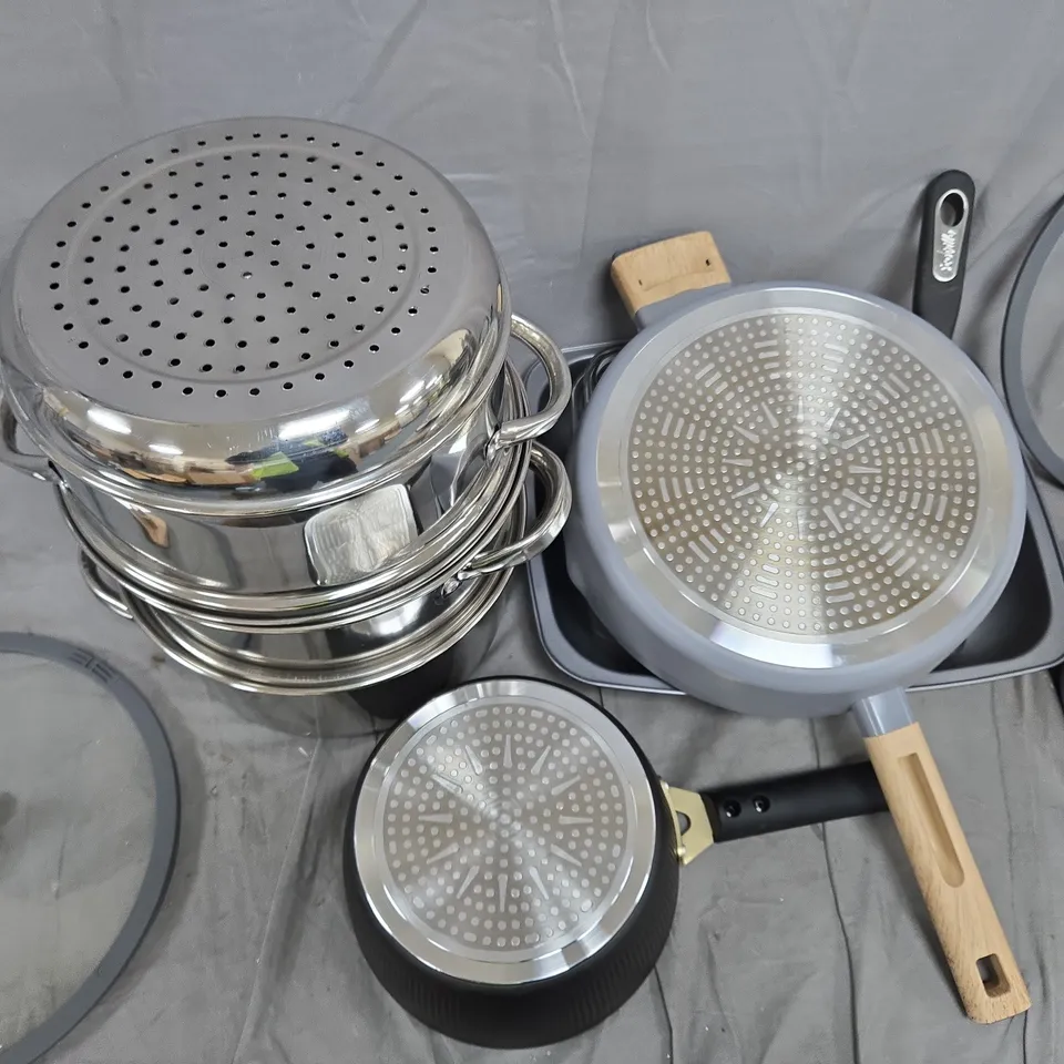 LOT OF 9 ASSORTED COOKWARE ITEMS TO INCLUDE STEAMER, GLASS ROASTERS AND LIDDED PANS