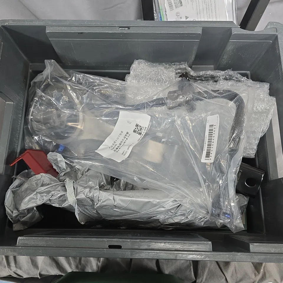 BOX OF ASSORTED CAR ITEMS TO INCLUDE - CHAIN AND HOOK - HEAT SHRINK TUBING KIT 