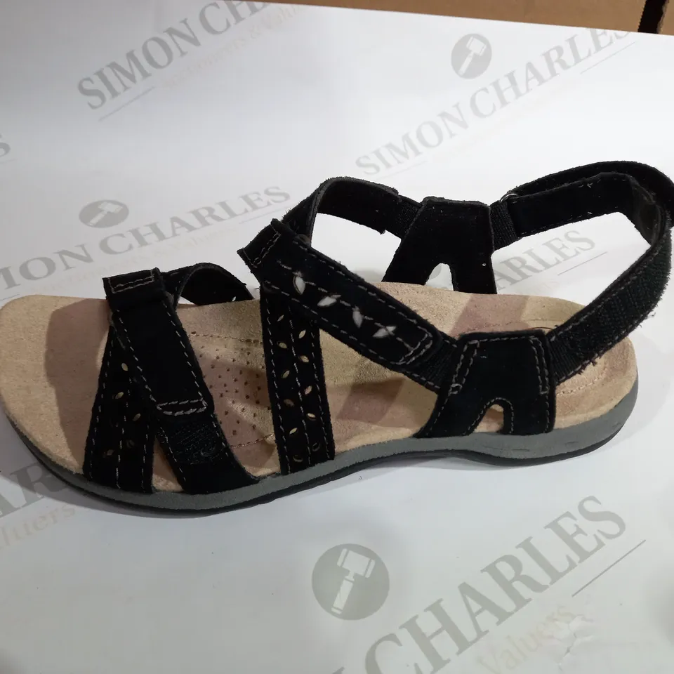 EARTH SPIRIT HAMPTON SANDAL BLACK  SIZE 4