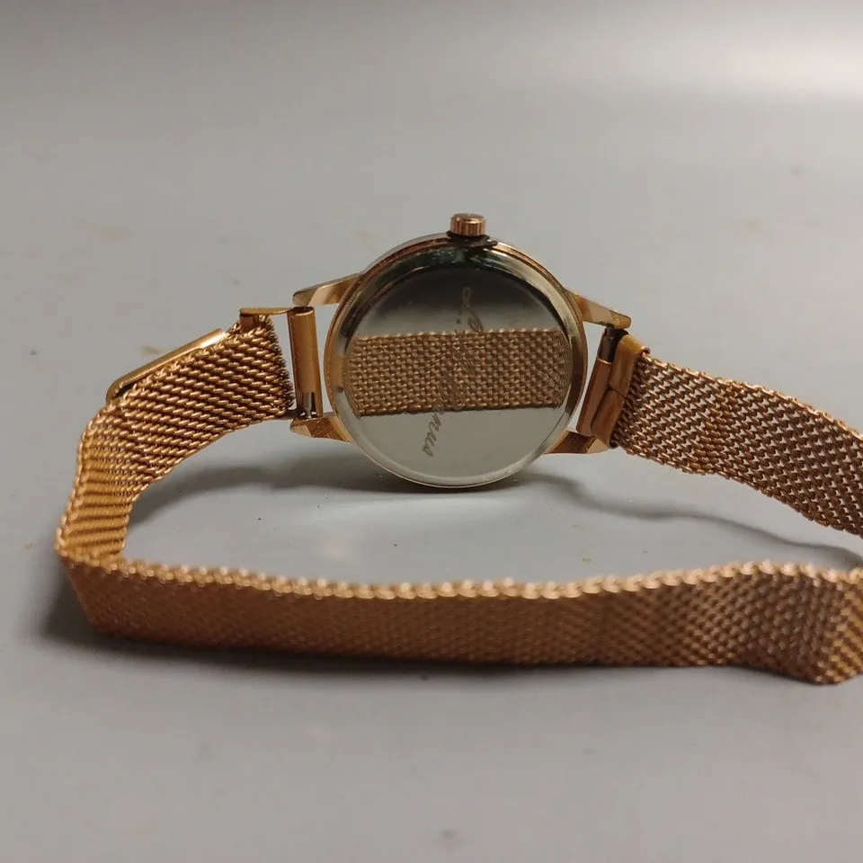 LADIES LA BANUS WATCH – QUARTZ MOVEMENT – METAL STRAP WITH MAGNETIC CLASP – BOX INCLUDED