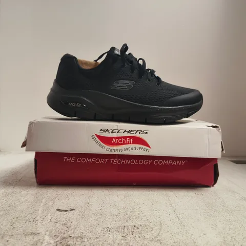 BOXED PAIR OF SKECHERS ARCH-FIT TRAINERS IN BLACK SIZE UK 7.5