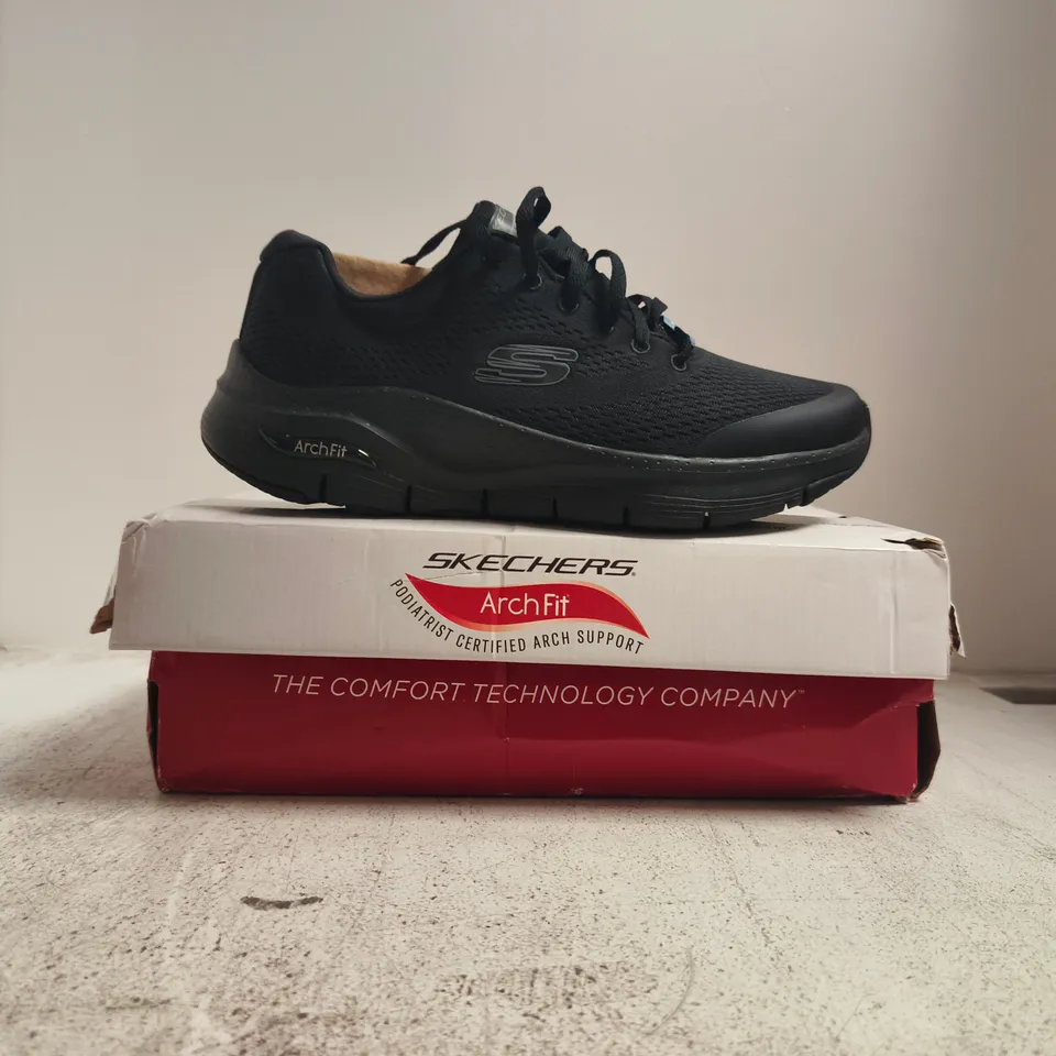 BOXED PAIR OF SKECHERS ARCH-FIT TRAINERS IN BLACK SIZE UK 7.5