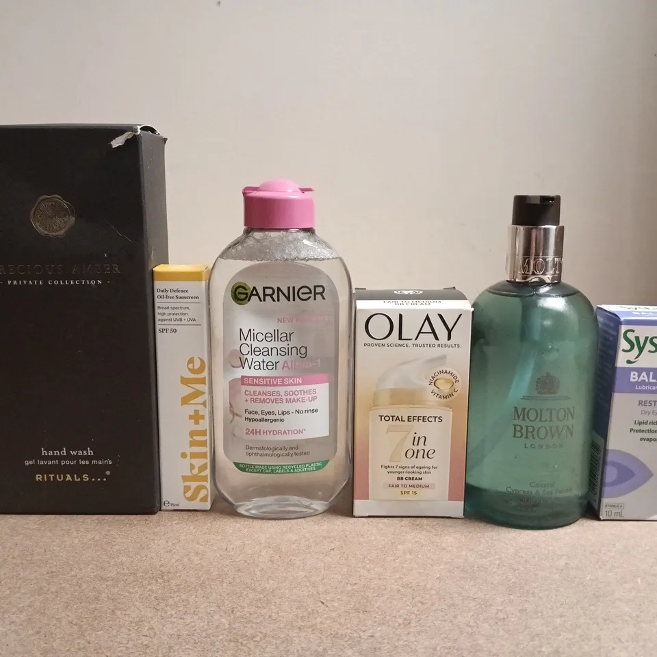 APPROXIMATELY 15 ASSORTED HEALTH & BEAUTY PRODUCTS TO INCLUDE MOLTON BROWN , OLAY AND GARNIER