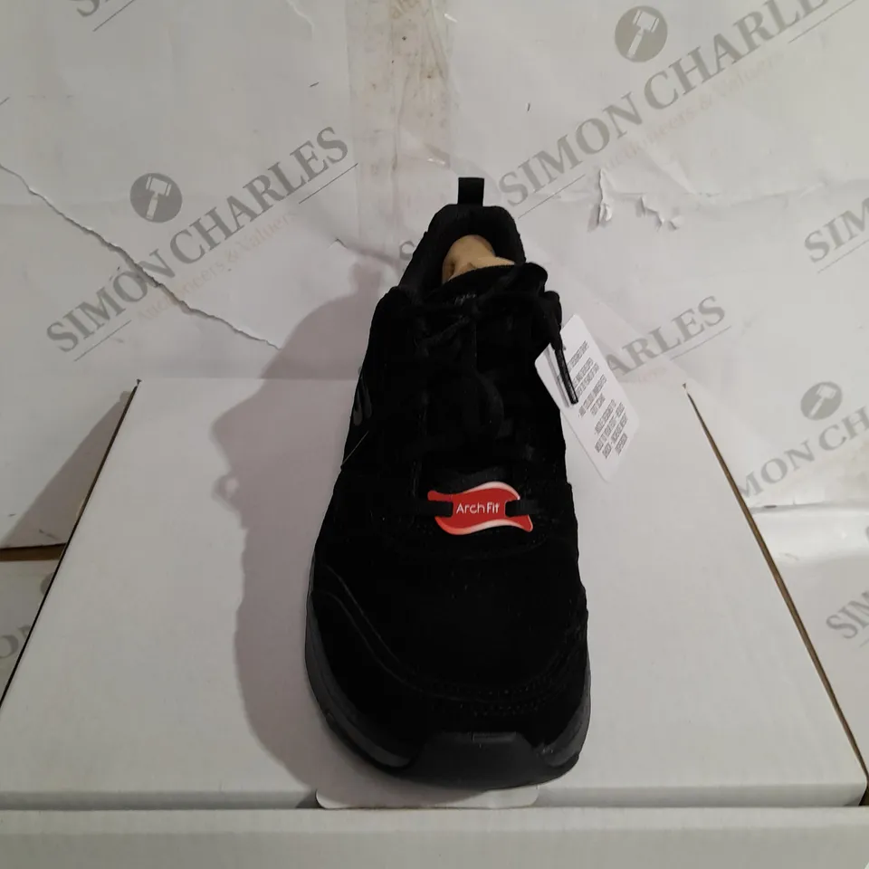 PAIR OF SKECHERS ARCH FIT TRAINERS BLACK UK SIZE 5