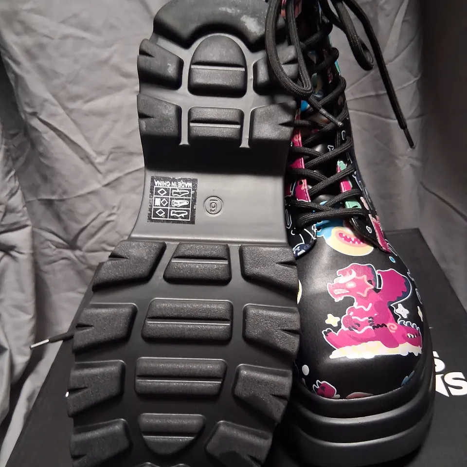 BRAND NEW BOXED KOI X DUNGEONS AND DRAGONS L'OTTA MONSTERS TRIDENT PLATFORM BOOTS BLACK MULTI SIZE 4