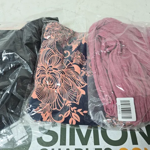 APPROX 20 ASSORTED ITEMS OF CLOTHING IN VARIOUS SIZES TO INCLUDE TOPS, JUMPERS, DRESSES, ETC