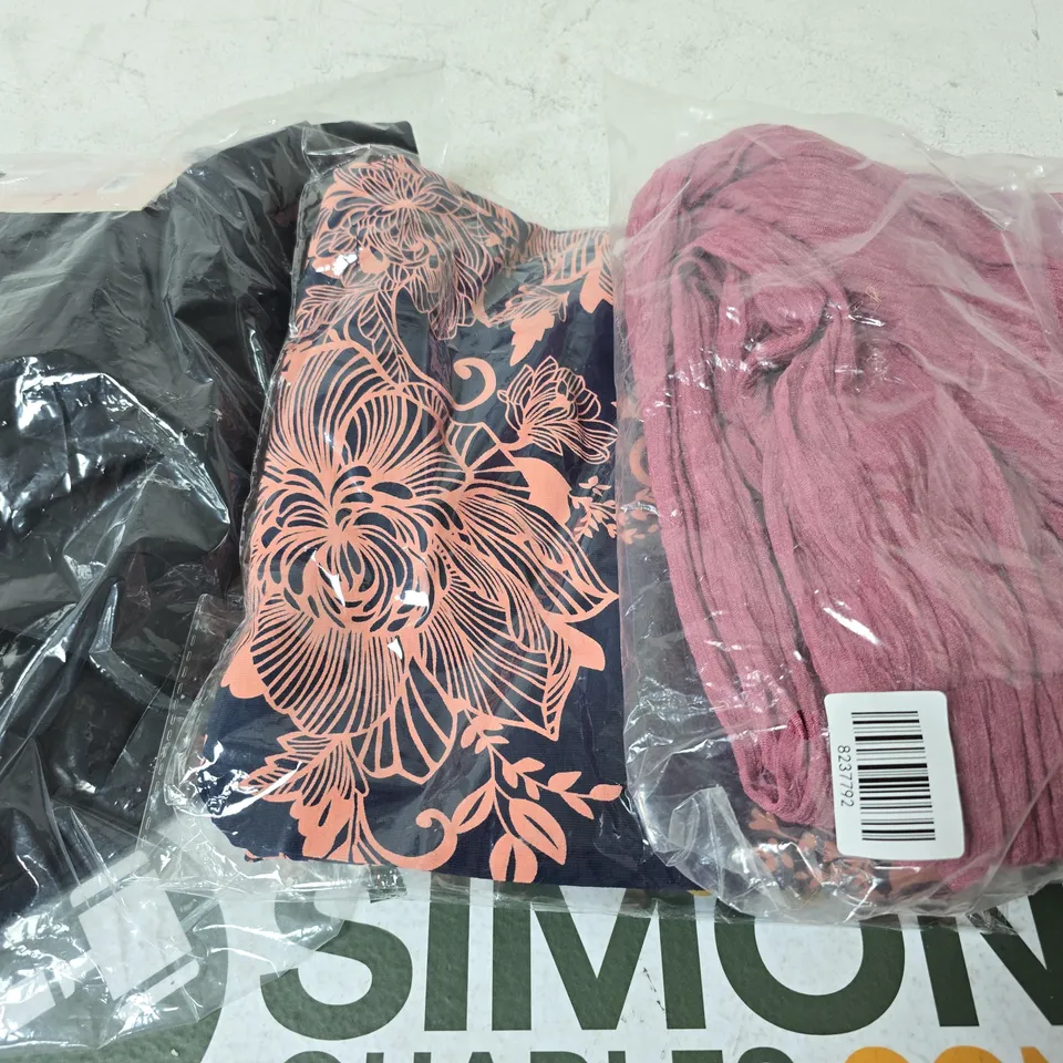 APPROX 20 ASSORTED ITEMS OF CLOTHING IN VARIOUS SIZES TO INCLUDE TOPS, JUMPERS, DRESSES, ETC 