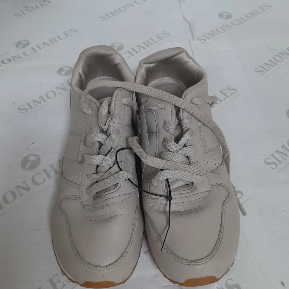 SKECHERS OLD SCHOOL TRAINER IN TAUPE SIZE 6