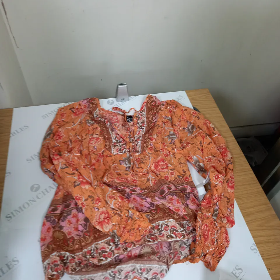 BOX OF ASSORTED CLOTHING ITEMS TO INCLUDE SOCKS, TOPS, COATS ETC