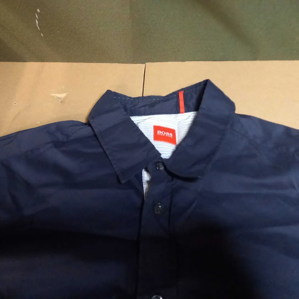 MENS HUGO BOSS BUTTON SHIRT SIZE UNSPECIFIED