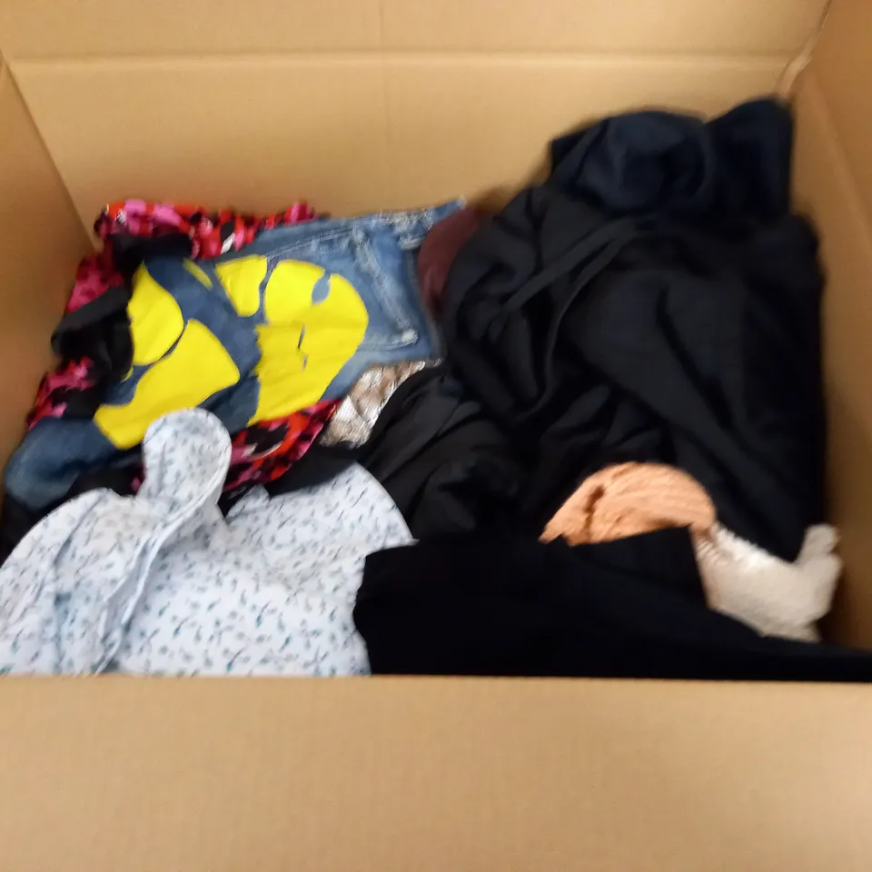 LARGE QUANTITY OF ASSORTED CLOTHING ITEMS TO INCLUDE NEW LOOK, &DENIM AND GILDAN