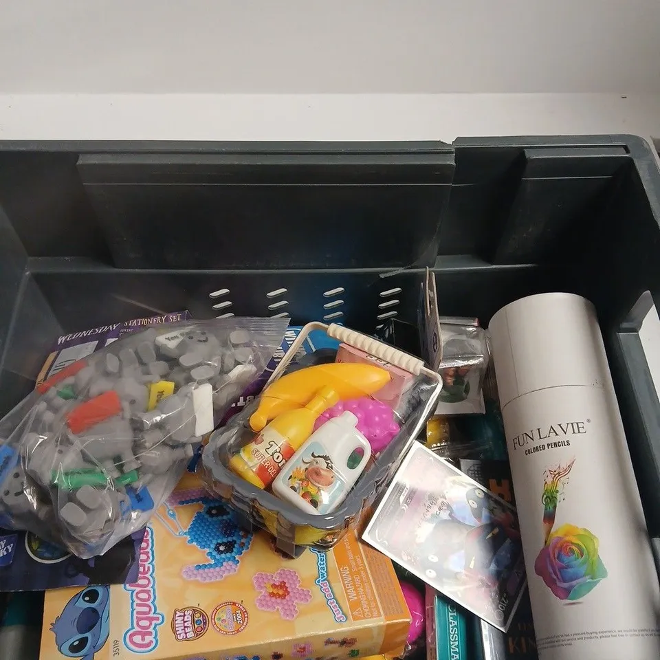 BOX OF APPROXIAMTELY 10 ASSORTED TOYS INCLUDING FUN LAVIE COLORED PENCILS, POKEMON JAPAN DRAGAPULT CARD AND KONG LIMITED EDITION INGOT