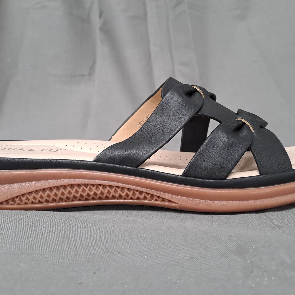 BOXED PAIR OF SIKETU OPEN TOE SANDALS IN BLACK EU SIZE 41
