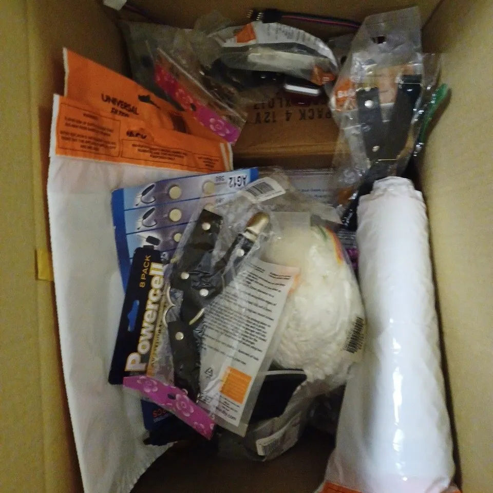 BOX OF APPROXIMATELY 20 ASSORTED HOUSEHOLD PRODUCTS TO INCLUDE HOT WATER PLUSHIE, LAPTOP CARRY CASE, CYCLING LIGHT ETC  