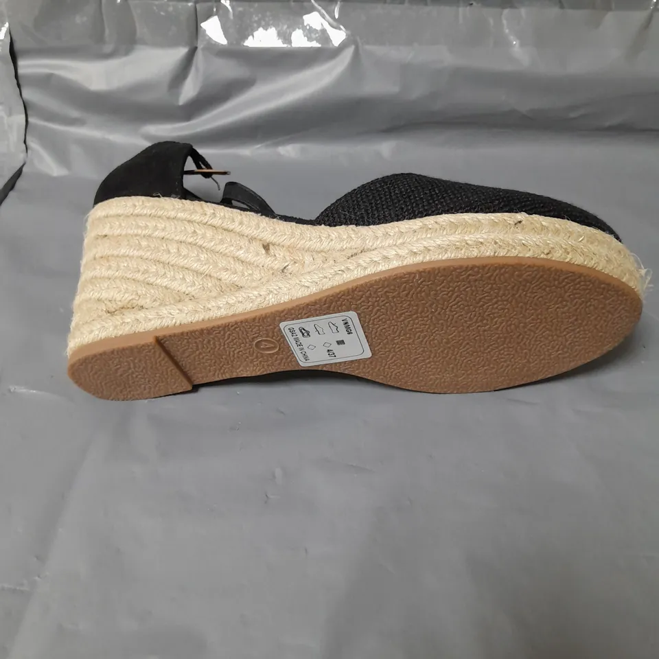 PAIR OF WIDE CLOSED TOE WEDGE SHOES - 4