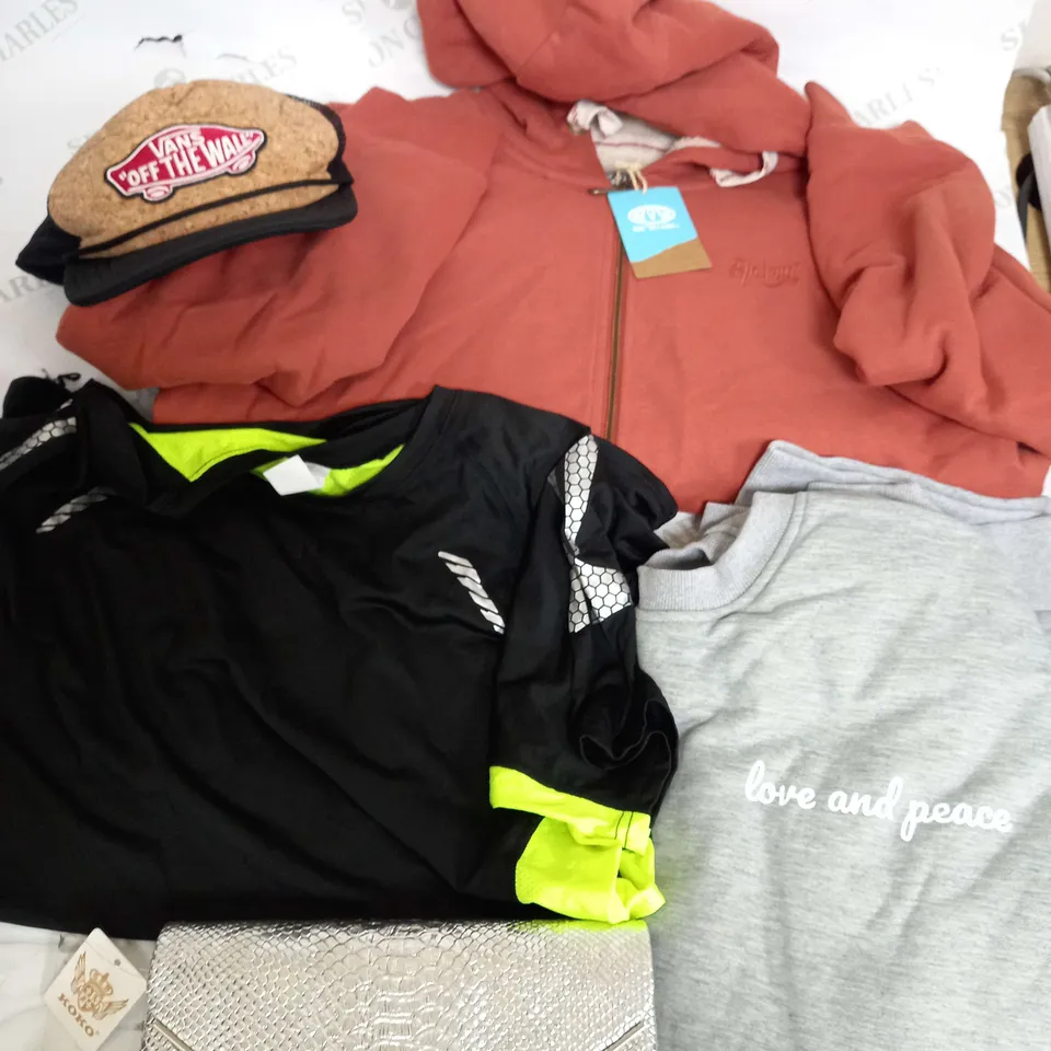 BOX OF APPROXIMATELY 25 ASSORTED CLOTHING ITEMS TO INCUDE - HAT , T-SHIRT , JUMPER ETC