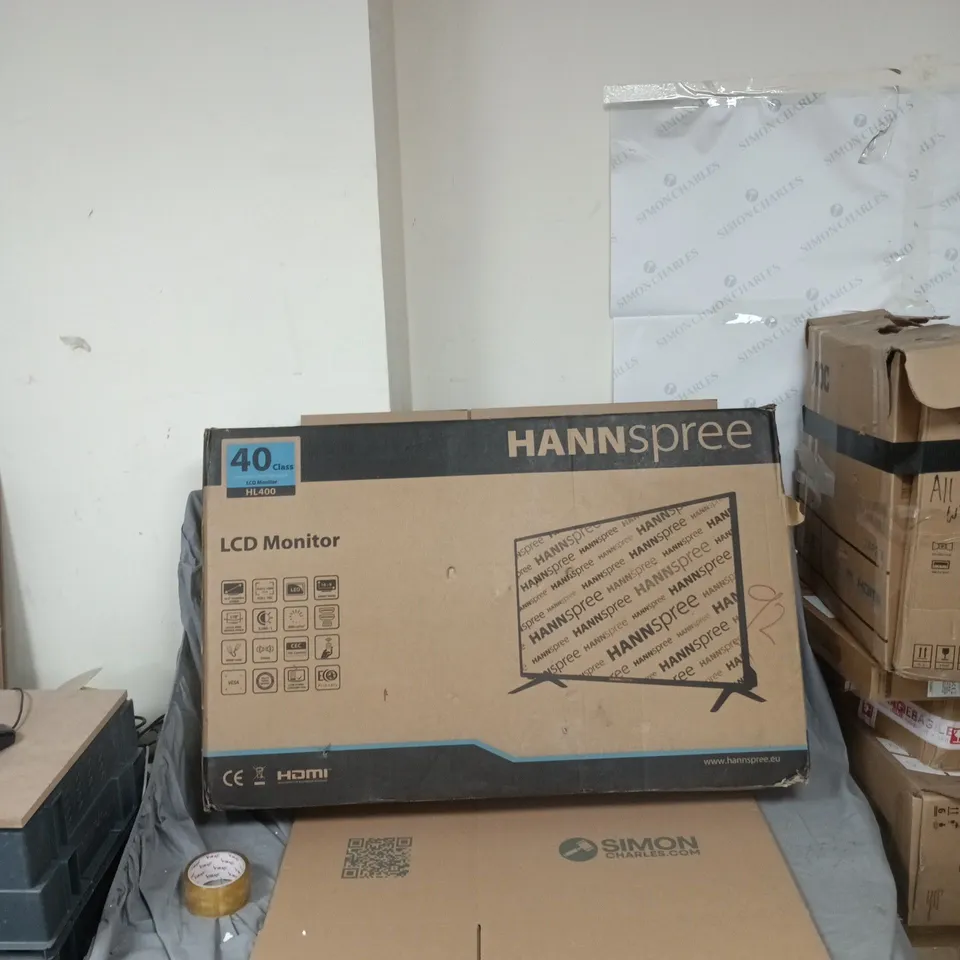 HANNSPREE HL400UPB 40IN LCD MONITOR – CRACKED SCREEN (DAMAGED) WITH REMOTE & POWER CABLE
