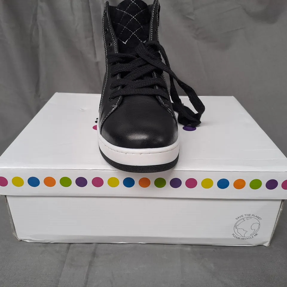 BOXED PAIR OF ADESSO SHOES IN BLACK SIZE 8