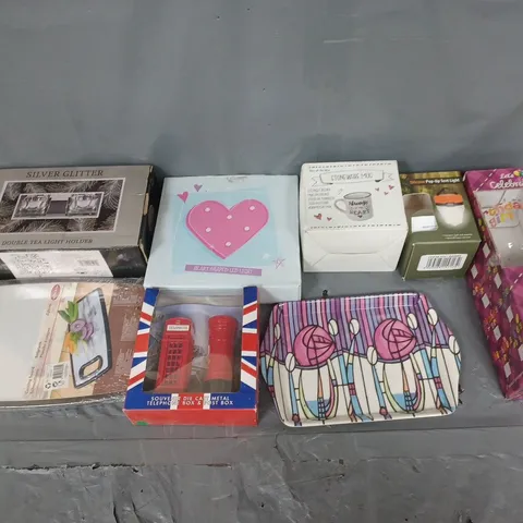 APPROXIMATELY 20 ASSORTED HOUSEHOLD ITEMS TO INCLUDE TEA LIGHT HOLDER, CHOPPING BOARD, AND BIRTHDAY GLASS ETC. 