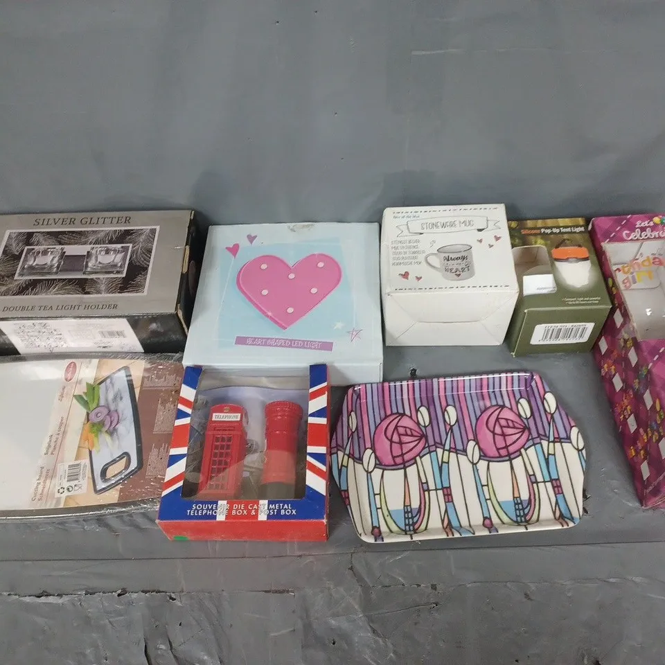 APPROXIMATELY 20 ASSORTED HOUSEHOLD ITEMS TO INCLUDE TEA LIGHT HOLDER, CHOPPING BOARD, AND BIRTHDAY GLASS ETC. 