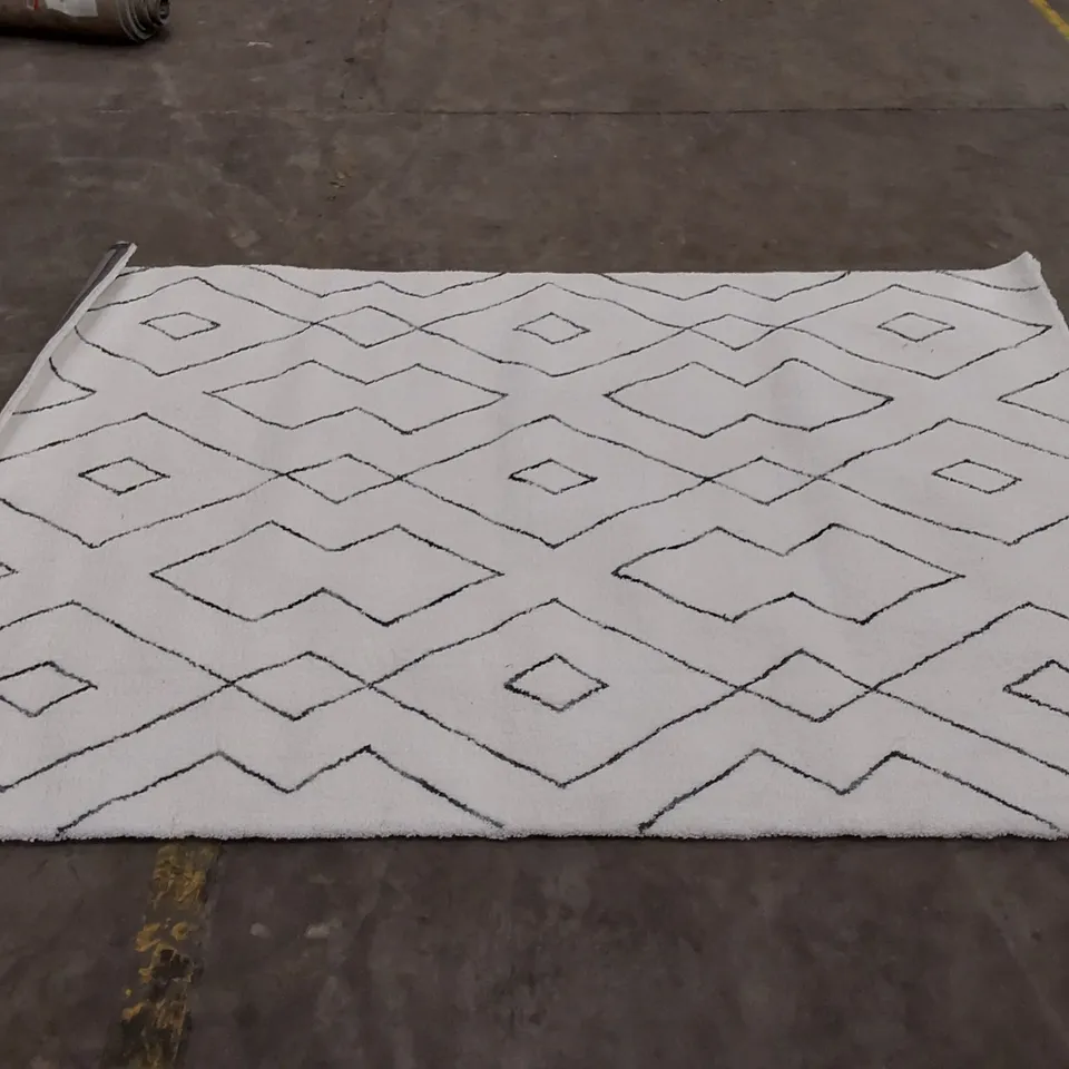 KAZBAR NULOOM TUFTED GEOMETRIC WHITE/BLACK RUG // SIZE: 180 X 270cm