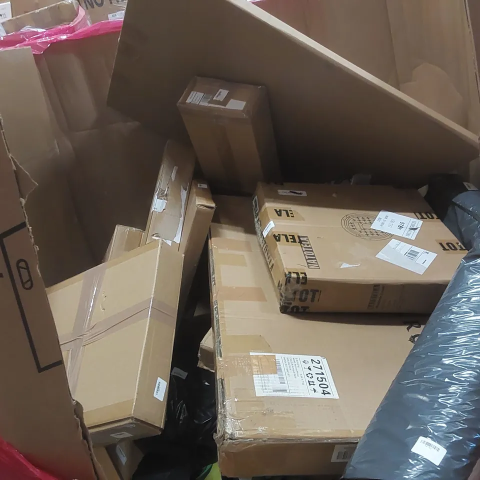 PALLET OF ASSORTED ITEMS INCLUDING: PET STAIRS, IRONING BOARD, COMFORT CUSHION, WASHING MACHINE RACK ECT